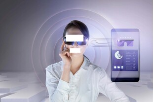 女士体验虚拟现实智能设备