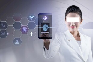 女士展示智能科技设备