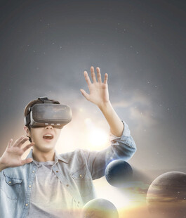 体验VR的年轻人