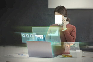 科技女性专注操作虚拟界面