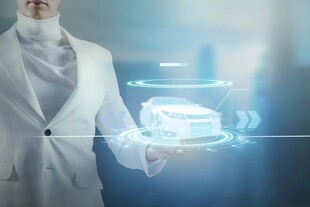 科技人士操控虚拟汽车画面