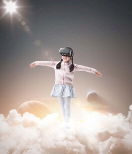 女孩云端展翅似梦飞翔