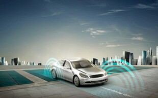 未来感白色汽车城市行驶