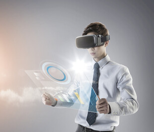 男士体验虚拟现实交互技术