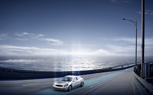 公路上行驶的白色汽车