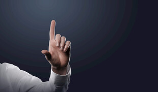 食指指向上方的手势