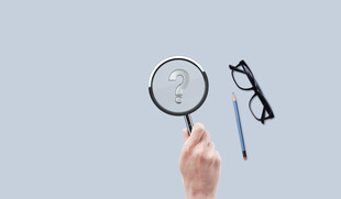 手持放大镜与文具