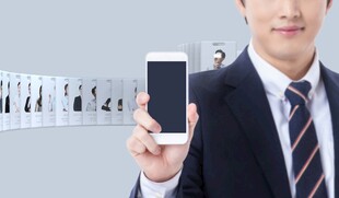 商务人士手持展示智能手机