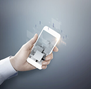 手捧手机展示虚拟室内场景