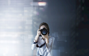 女孩手持相机专注拍摄