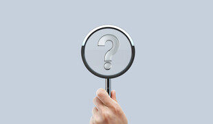 手持放大镜下的问号