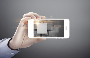 手持手机展示室内画面