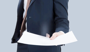 商务人士手持文件