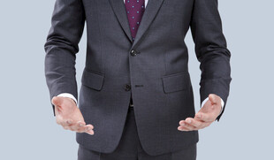 商务男士展示手势动作