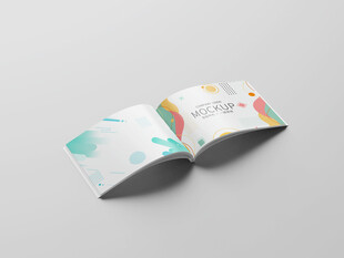 翻开的画册书籍样机