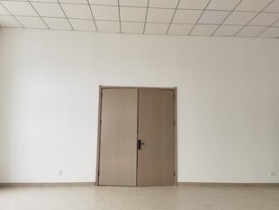 空旷室内双开门场景