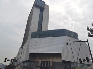 现代风格独特造型摩天大楼