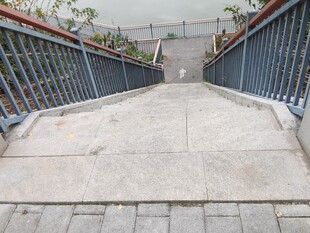 户外石砌坡道与围栏景观