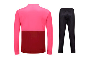 粉色拼色上衣配黑色长裤