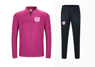 粉色运动上衣配黑色长裤