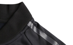 黑色带条纹运动服衣领