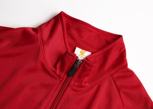 红色拉链上衣领口特写