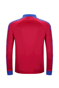 红色长袖运动上衣背影