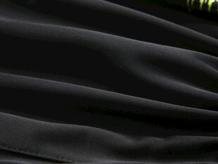 黑色褶皱布料纹理特写