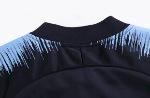 黑色衣物肩部蓝条纹细节