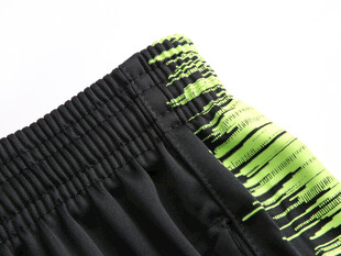 黑色短裤侧边荧光绿条纹