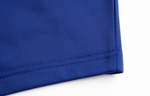 蓝色衣物细节特写