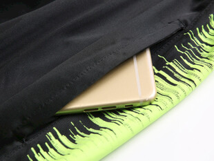 黑绿流苏布料中的金色物件