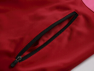 红色衣物上的黑色拉链细节
