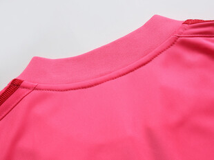 粉色衣物领口特写