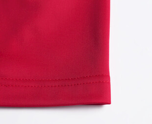 红色衣物边缘细节特写