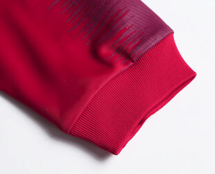 红色衣物袖口特写