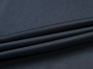 黑色布料卷叠展示