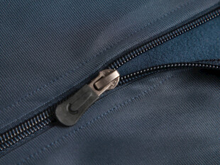 蓝色衣物拉链特写