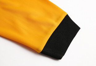 黄黑拼接袖服装细节