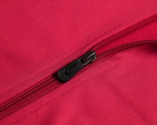 红色衣物上的黑色拉链