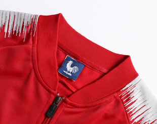 红色运动上衣领口特写