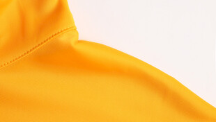 黄色衣物局部特写