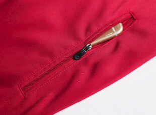 红色衣物上的金属拉链细节