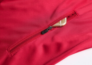 红色衣物拉链细节特写