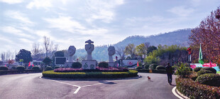 石雕园林与远山风景