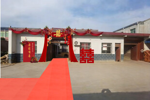 喜庆庭院婚礼门口红色布置场景效