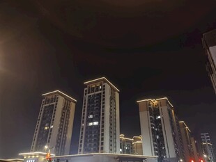城市夜景下的高楼大厦