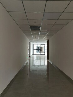 空旷走廊尽头现明亮出口