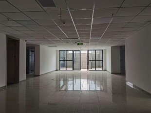 空旷现代办公空间展示