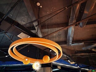 室内橙色环形灯光装置
